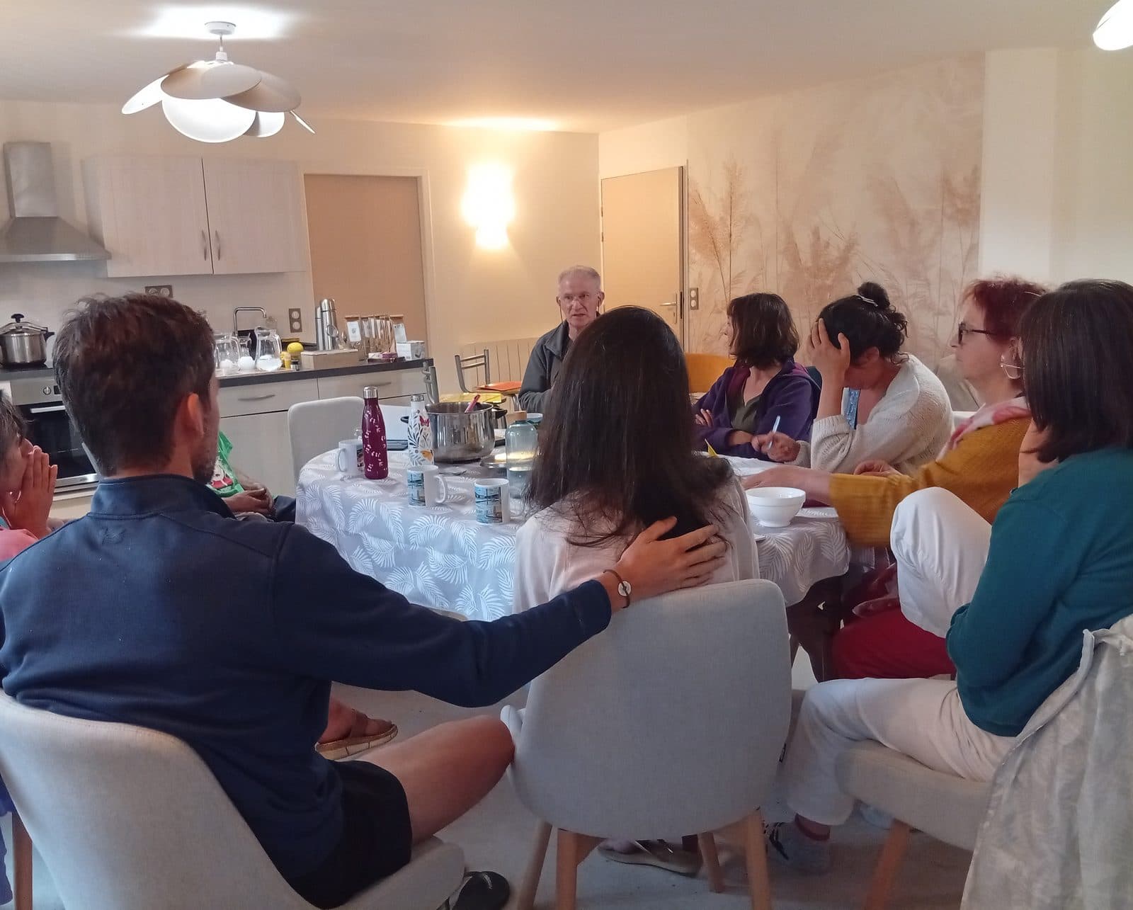 L'accueil du petit groupe de jeûneurs autour d'une table