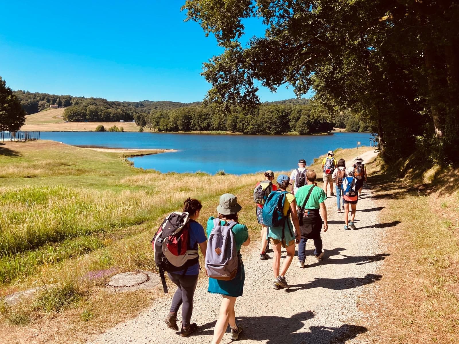 Sentier de randonnée dans la vallée heureuse, dans le Lot