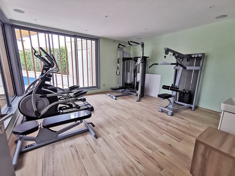 Salle de sport avec vélos et machines